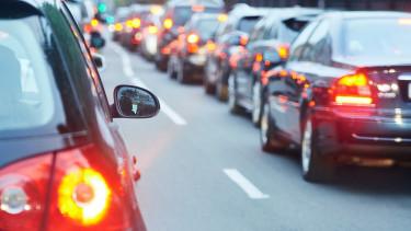 Torlódások és látási problémák az M1-es autópályán: Közlekedési frissítések