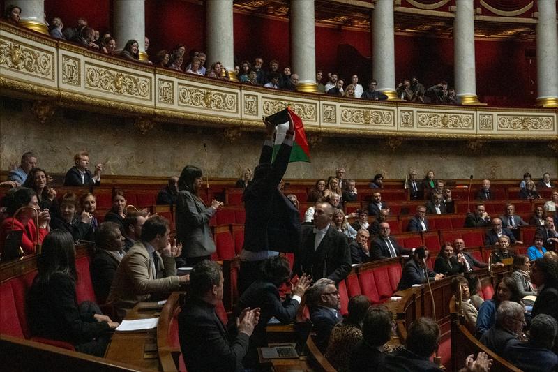Francia képviselő palesztin zászlót lengetett a parlamentben, felfüggesztették