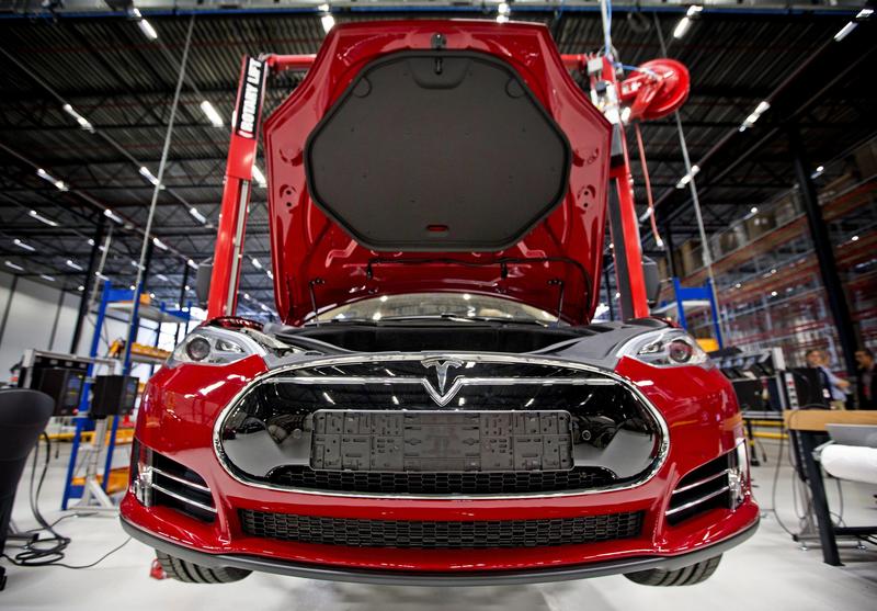 Tesla-dolgozók váratlan elbocsátása: belépőkártya-problémák és alacsony végkielégítések
