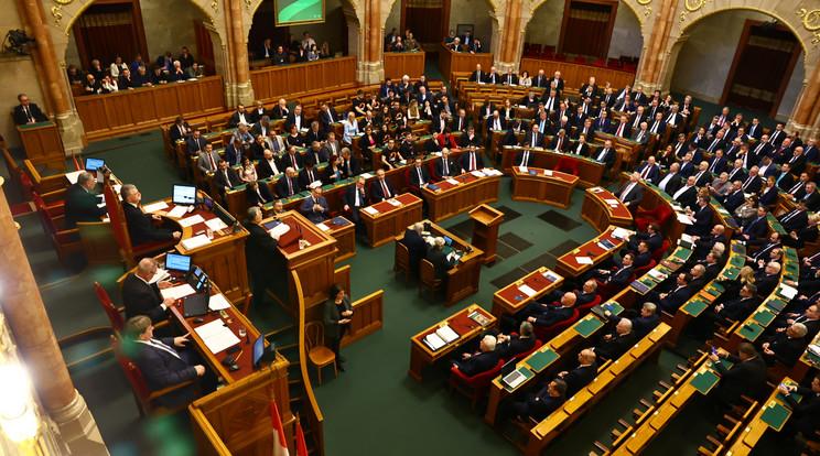 A magyar parlament a digitális államról és új igazságügyi törvényekről tárgyal