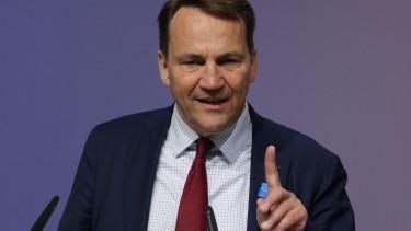 Sikorski üzenete Orbánnak: Nehéz barátokat szerezni önző magatartással