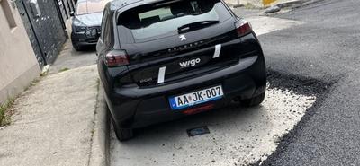 Budapesti közösségi autót kerített körbe az aszfalt