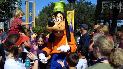 Idős nő molesztálta Goofy-t a Disney Worldben fotózás közben