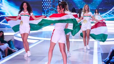 Miss World Hungary döntő: focimezes jelöltek és magyar zászlók a színpadon