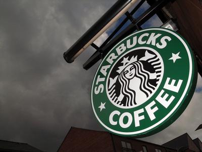 Starbucks részvényei zuhanórepülésben a gyenge negyedéves jelentés után