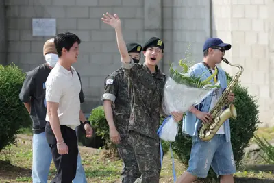 Jin, a BTS tagja hazatért a katonaságból és rajongóit öleléssel köszönti