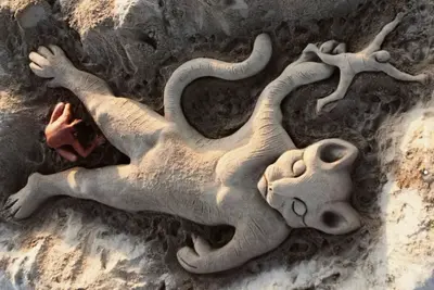 Olasz szobrász óriásmacska alkotásával hívja fel a figyelmet az állatkínzásra