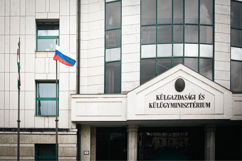 Momentum aktivisták orosz zászlót helyeztek el a Külügyminisztériumnál