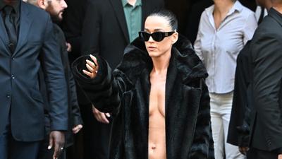 Katy Perry feltűnő megjelenése a Balenciaga divatbemutatón Párizsban