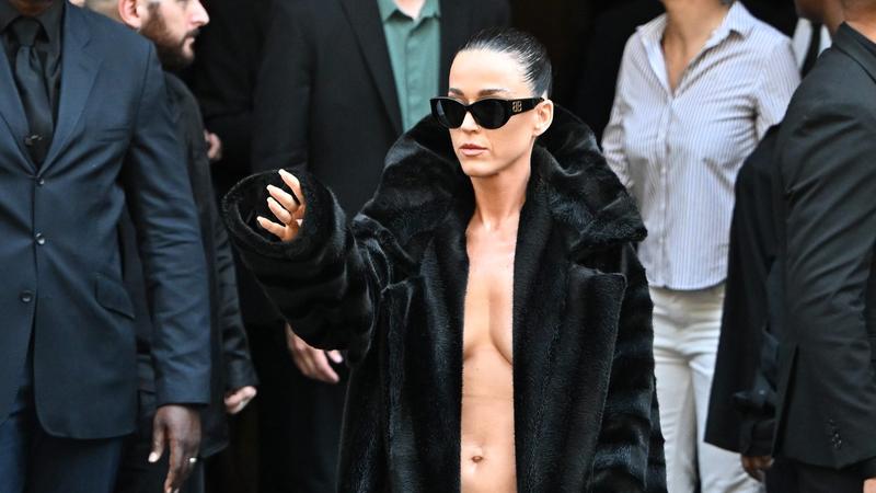 Katy Perry feltűnő megjelenése a Balenciaga divatbemutatón Párizsban
