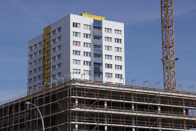 Válság a német lakáspiacon: kevesebb építési engedély és növekvő költségek