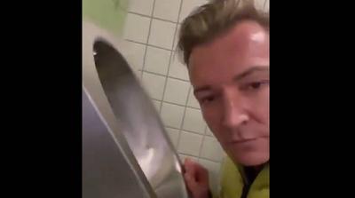 Német politikai botrány: jelölt nyilvános vécét nyalogat egy videón