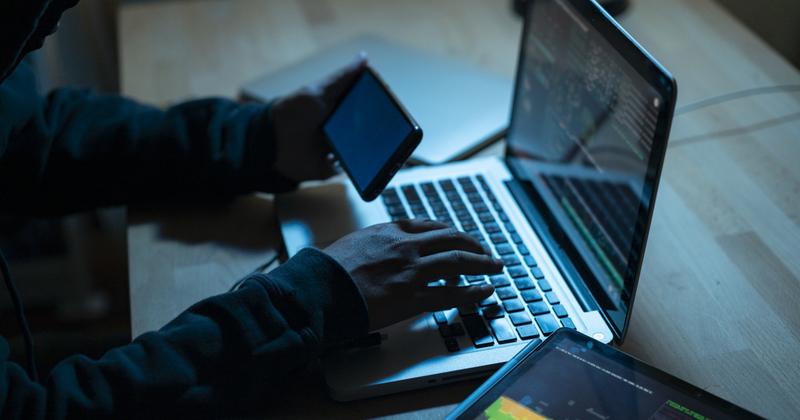 Milliós károkat okozó internetes csalók leleplezése Heves megyében