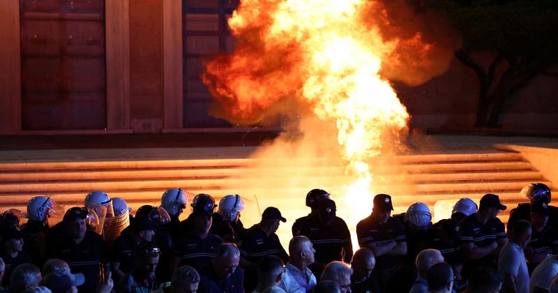 Ellenzéki tüntetők Molotov-koktélokkal támadtak kormányépületekre Albániában