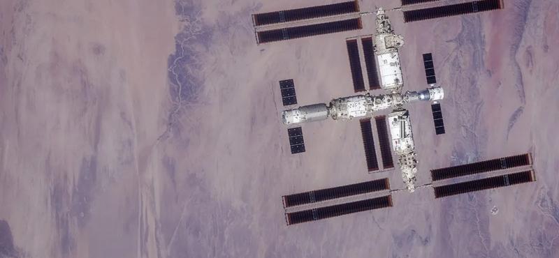 Vészhelyzet a Mennyei Palota űrállomáson: űrszemét sérült a napelemszárnyakat