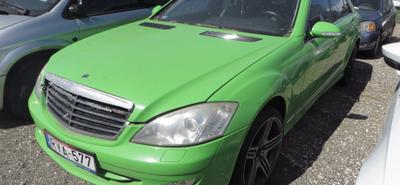 Árverésen egy ritka zöldre fényezett Mercedes S-osztály