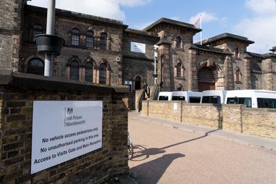 Börtönőr került bíróság elé, fogvatartottal folytatott viszony miatt Angliában