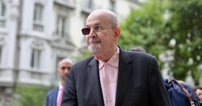 Salman Rushdie kiáll az olasz író mellett, akit pénzbírsággal sújtottak