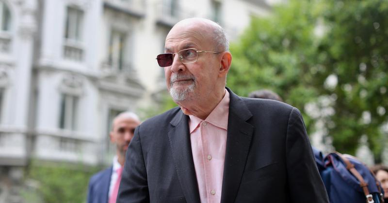Salman Rushdie kiáll az olasz író mellett, akit pénzbírsággal sújtottak