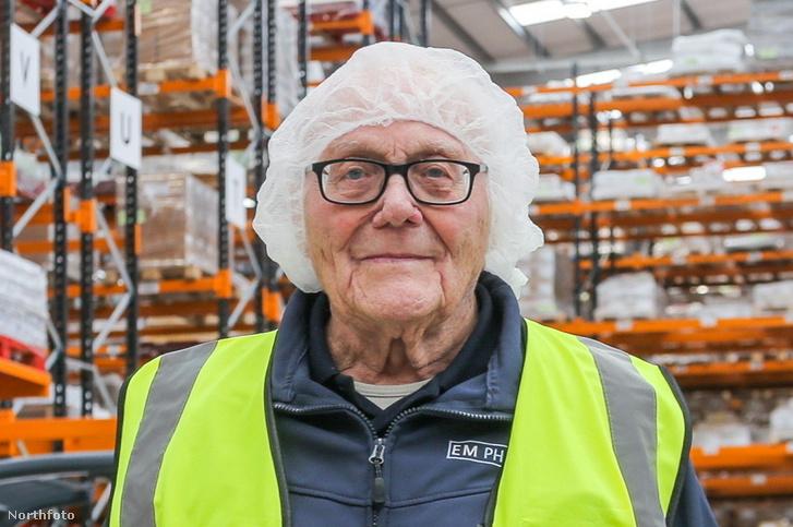 98 évesen is aktív Nagy-Britannia legidősebb dolgozója