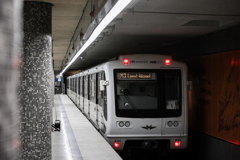 Klíma nélkül szenvednek az utasok a 3-as metrón, és ez egy ideig még így is marad