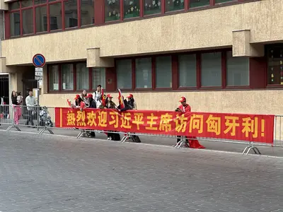 Kínai elnököt köszöntötték vörös sapkás támogatók a budai várban