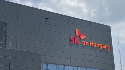 Több mint 600 külföldi munkavállalót bocsátottak el az SK On Hungary akkugyárából