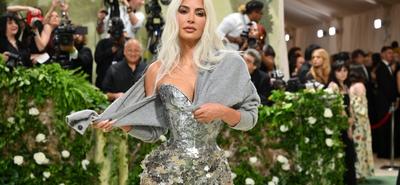 Kim Kardashian elképesztő derékkal hódított a Met-gálán