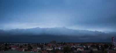 Vasárnap viharos széllel érkezik a hidegfront a Balatonra
