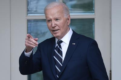 Biden elnök megduplázza a kínai elektromos autókra és napelemekre kivetett vámokat