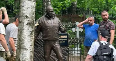Jevgenyij Prigozsin szobra áll Szentpéterváron, orosz propagandával kapcsolatos nyomozás Brüsszelben