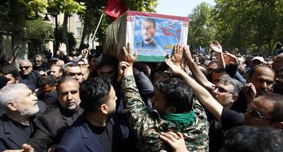 Ebrahim Raiszi iráni elnök temetése óriási tömeget vonzott Meshedbe