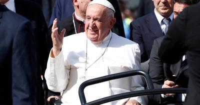 Ferenc pápa meglepetésszerű látogatást tett egy római optikusnál