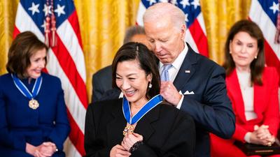 Joe Biden 19 amerikai kiemelkedő személyiségnek adományozott Elnöki Szabadság-érdemrendet