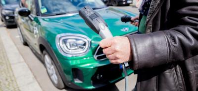 Plug-in hibridek üzemanyag-fogyasztása: kétszerese lehet a vártaknak