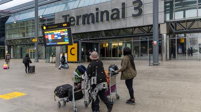 Káosz a brit repülőtereken: hosszú sorok és rendszerleállás