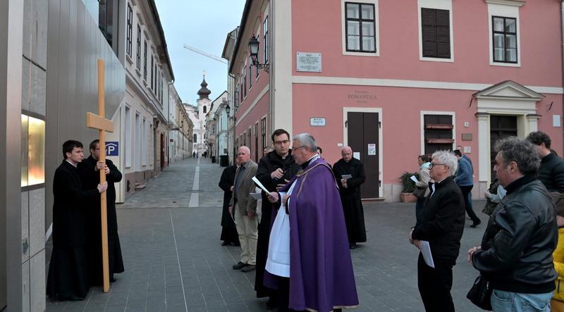 Győri hívek a pápához fordultak kedvelt plébánosuk nyugdíjazása ellen