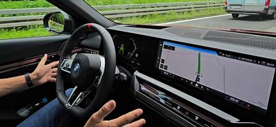 Az új BMW 5-ös sorozat: vezetéstámogatás a YouTube videókig