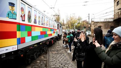 Életnagyságú LEGO villamos várja a látogatókat Budapest szívében