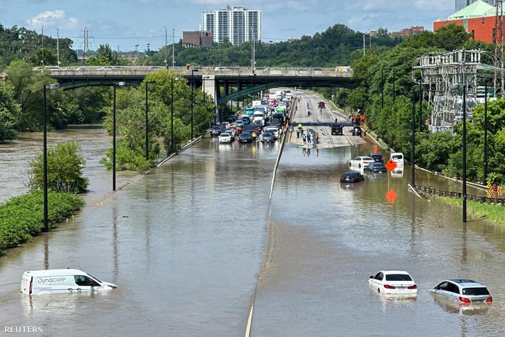 Rekordesők és áradások Torontóban: Drake otthona is víz alatt