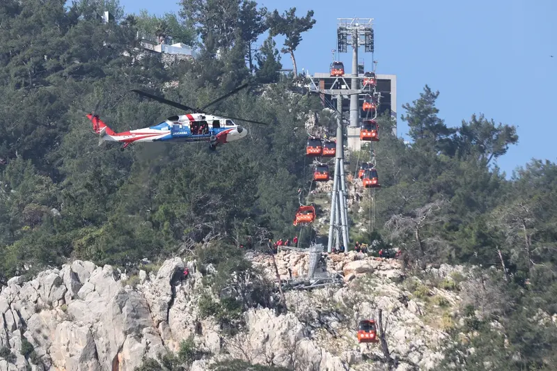 Tragédia Antalya közelében: drótkötélpályát tartó oszlop omlott össze