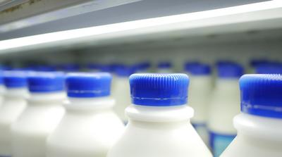 Madárinfluenza nyomát találták az amerikai bolti tejekben