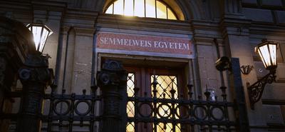 Vizsgálat indult a Semmelweis Egyetemen kényes kérdések miatt