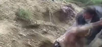 Élve mentették ki a föld alá temetett férfit Moldovában