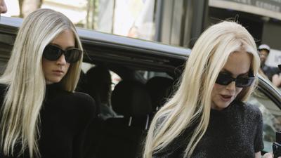 Nicole Kidman és lánya stílusos ikrek a párizsi divathéten