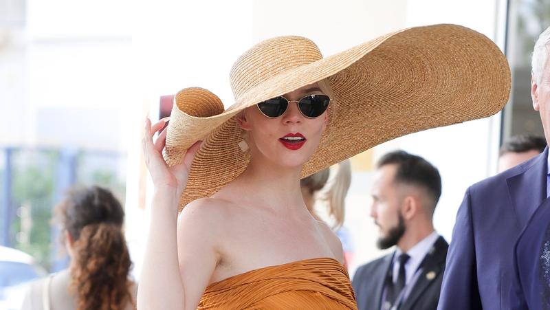 Anya Taylor-Joy óriási kalapja Cannes-ban minden szemet magára vonzott