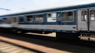 Tragédia Tatán: vonat halálra gázolt egy embert a Baji úti átjárónál