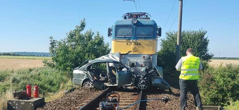 Tragédia Méra közelében: három halott egy vonattal ütköző autóban