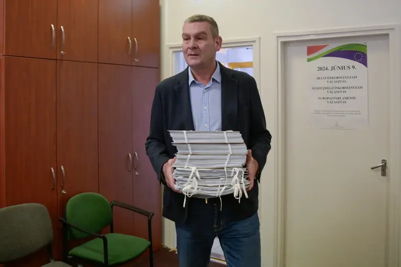 Győr polgármestere bohócos plakátja mellett pózol a választások előtt