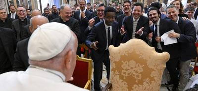Ferenc pápa és a humor nagykövetei: együtt a Vatikánban